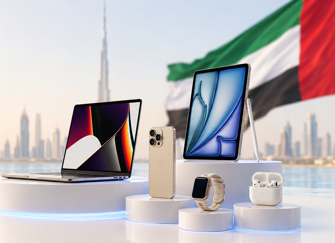 MacBook, iPad, iPhone, Apple Watch и AirPods на фоне панорамы Дубая и флага ОАЭ